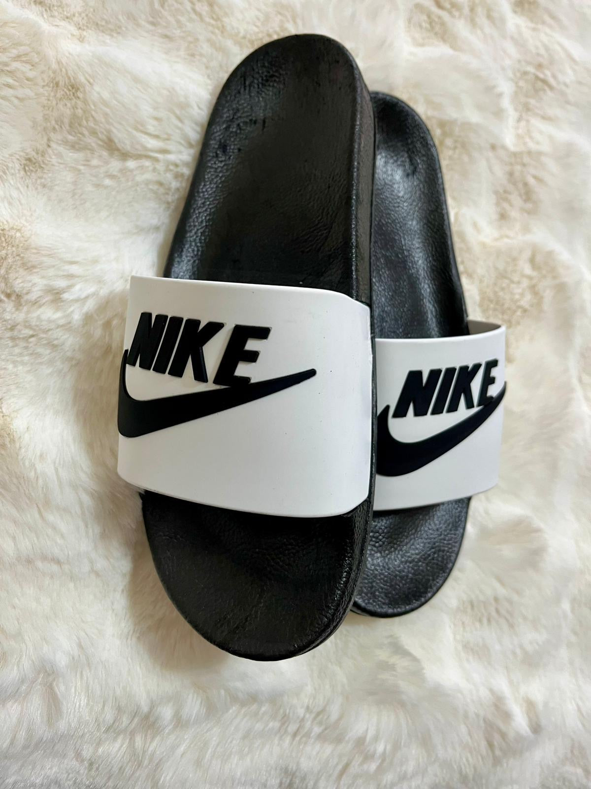 Papuci Dama Nk Alb/Negru
