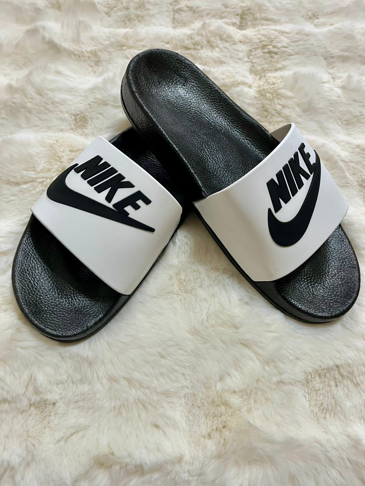 Papuci Dama Nk Alb/Negru